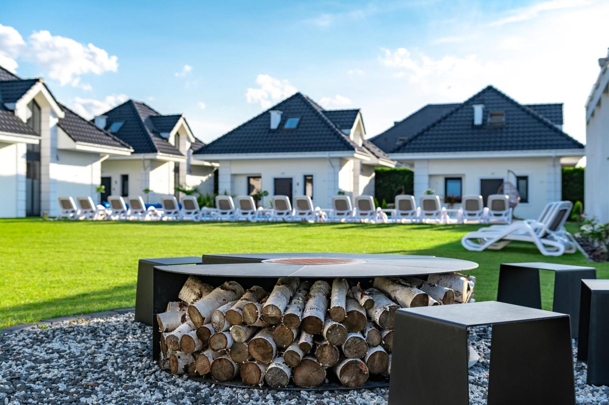 Family Resort Ustka - Domki Dwupoziomowe Z Basenem Eksteriør bilde