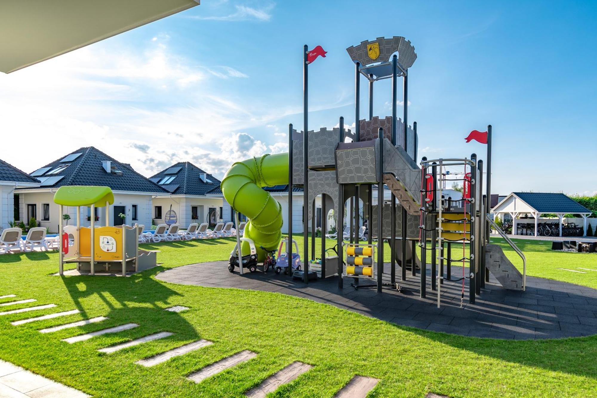 Family Resort Ustka - Domki Dwupoziomowe Z Basenem Eksteriør bilde