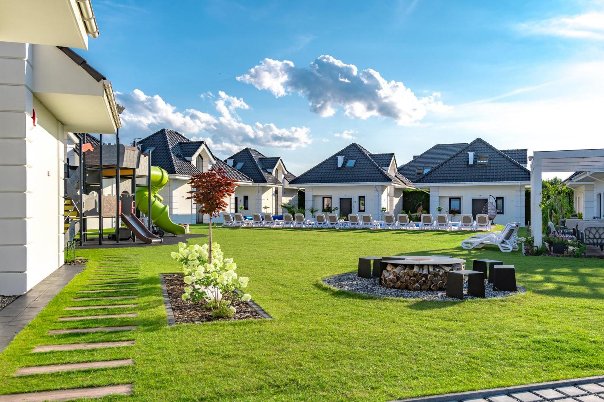 Family Resort Ustka - Domki Dwupoziomowe Z Basenem Eksteriør bilde